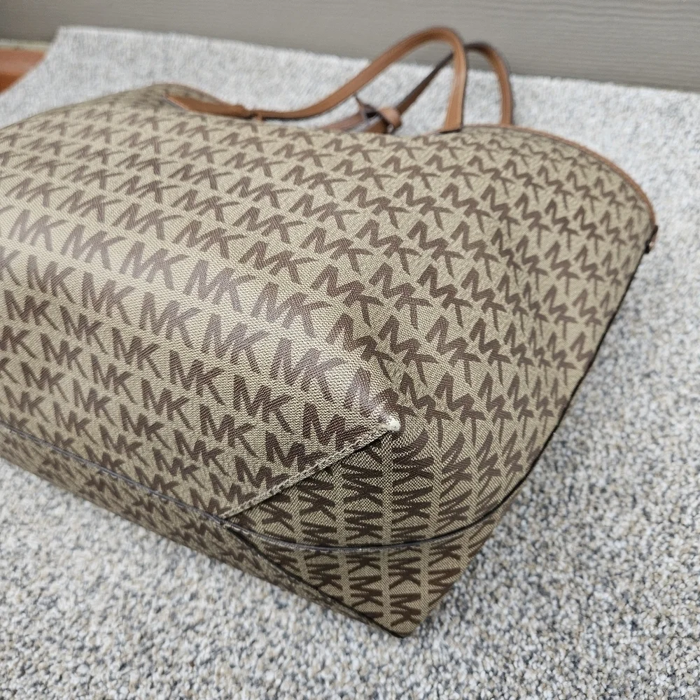 Michael Kors Signature Reversible Tote Handbag Purse & Wristlet Monogram / Brown